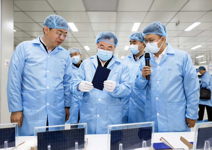 甘肃省委书记、省人大常委会主任胡昌升一行光临尊龙Z6官方网站光伏酒泉工厂调研领导工作